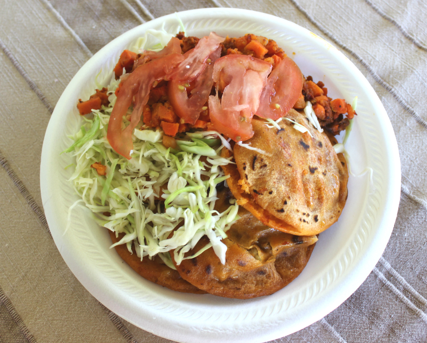 Cuatro gorditas de maíz rellenas de cerdo con col rallada y papas guisadas con chorizo y zanahorias